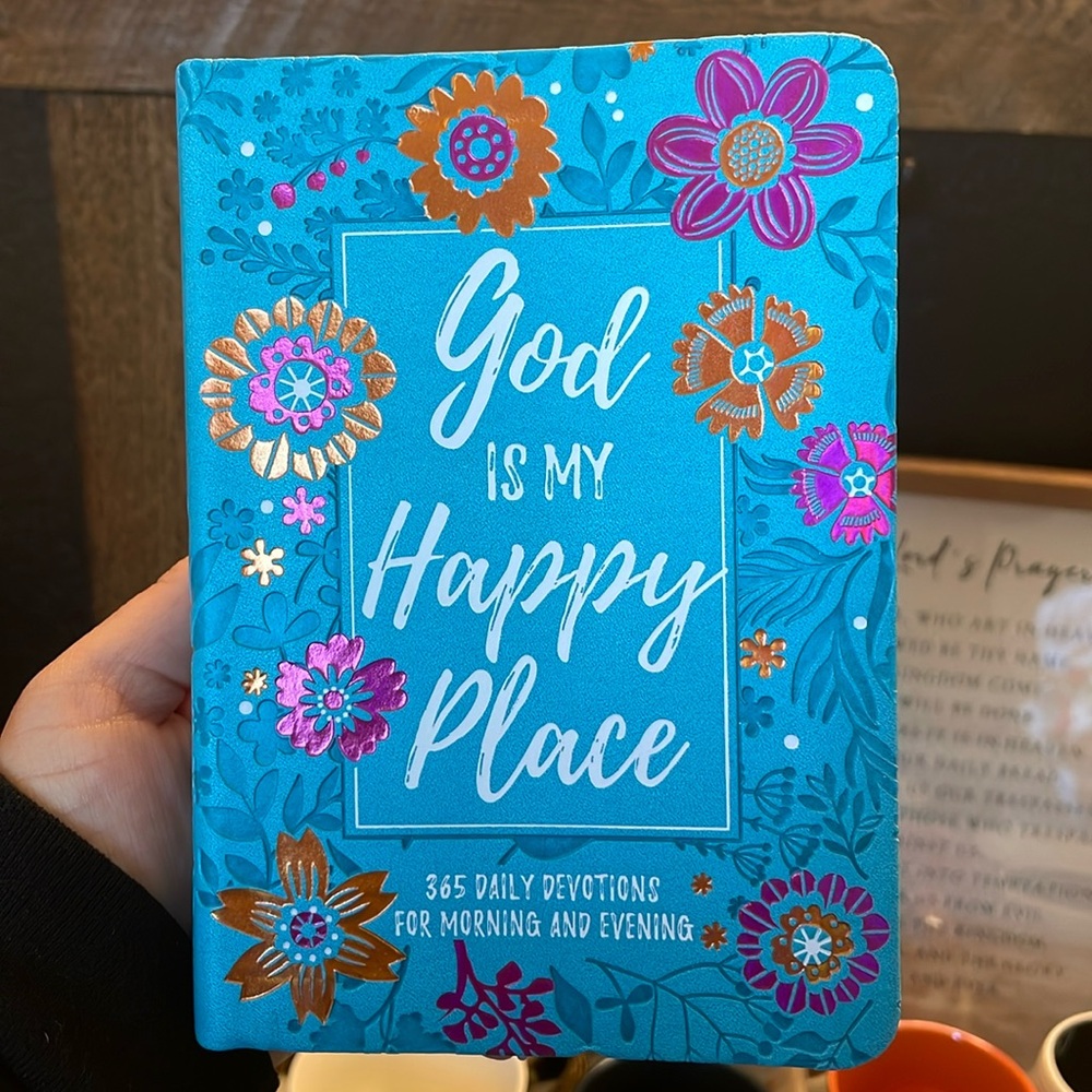 ✨NWT God is My Happy Place Morning & Evening Devotional🩵